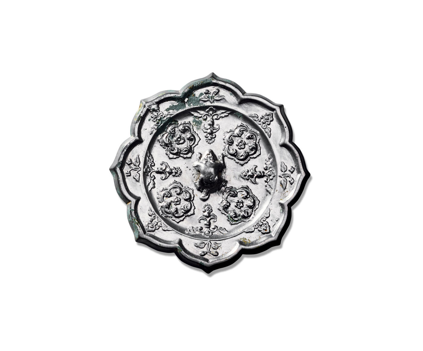 上海匡时2025年秋季拍卖会 中国历代钱币 铜镜专场 宝相花镜 八出菱花形，伏兽钮。四朵宝相团花以浮雕形式表现，六叶旋转花瓣纹装饰组成宝相花的正面形象，中心突出花蕊，线条流畅，立体感强。团花之间填以花卉纹，镜缘处如意花朵纹及双枝花朵纹相间排列，宝相团花镜菱花形制者少见，加之又以浮雕突出表现，较为罕见，图案华丽繁密。此镜通体白光，品相极佳，保存完美。