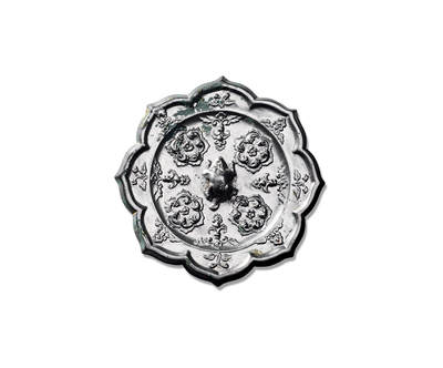 上海匡时2025年秋季拍卖会 中国历代钱币 铜镜专场 - 宝相花镜 八出菱花形，伏兽钮。四朵宝相团花以浮雕形式表现，六叶旋转花瓣纹装饰组成宝相花的正面形象，中心突出花蕊，线条流畅，立体感强。团花之间填以花卉纹，镜缘处如意花朵纹及双枝花朵纹相间排列，宝相团花镜菱花形制者少见，加之又以浮雕突出表现，较为罕见，图案华丽繁密。此镜通体白光，品相极佳，保存完美。