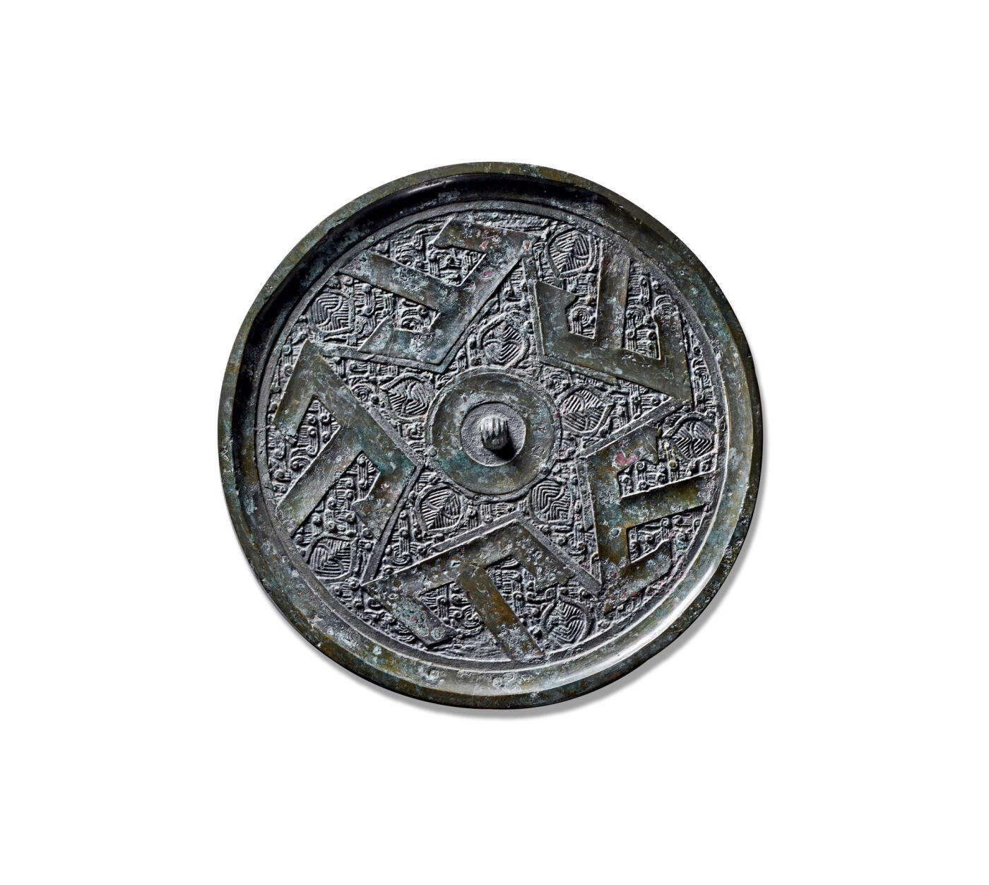 上海匡时2025年秋季拍卖会 中国历代钱币 铜镜专场 五山镜 圆形，弦纹钮，圆钮座。钮座外饰有五瓣花瓣状纹饰，等距分布。其外为主体纹饰：五个左倾的“山”字纹环绕镜钮，中竖笔挺顶至镜缘，两侧短笔向内转折，呈锐角。地章满铺精细的卷状羽纹，层次分明，线条流畅。虽“山”字纹简素，然与繁密底纹形成强烈对比，展现出极高的装饰性与视觉张力。惜裂修。