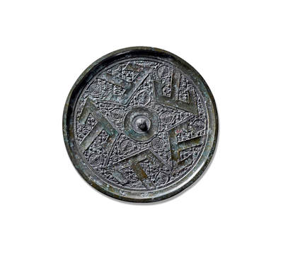 上海匡时2025年秋季拍卖会 中国历代钱币 铜镜专场 - 五山镜 圆形，弦纹钮，圆钮座。钮座外饰有五瓣花瓣状纹饰，等距分布。其外为主体纹饰：五个左倾的“山”字纹环绕镜钮，中竖笔挺顶至镜缘，两侧短笔向内转折，呈锐角。地章满铺精细的卷状羽纹，层次分明，线条流畅。虽“山”字纹简素，然与繁密底纹形成强烈对比，展现出极高的装饰性与视觉张力。惜裂修。