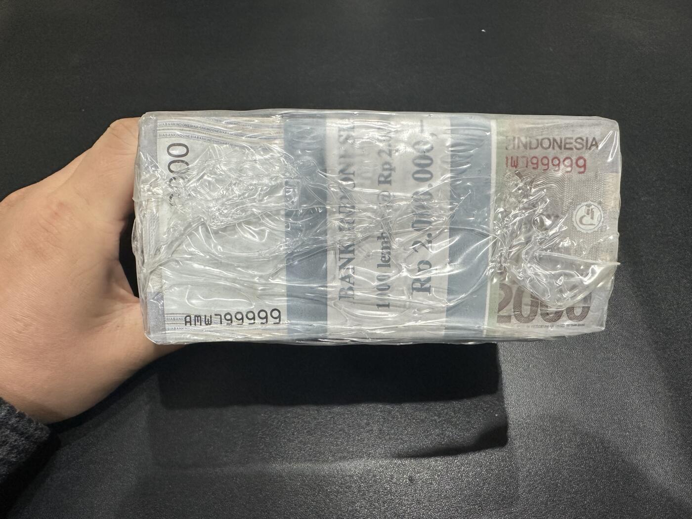 《外钞收藏家》第五百九十二期（精选场）（本平台长期征集拍品、欢迎藏友们联系合作） 印度尼西亚倒三版2000卢比整捆1千张带原封条（号码不错）	UNC