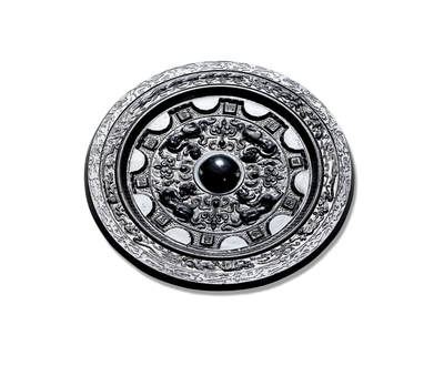 上海匡时2025年秋季拍卖会 中国历代钱币 铜镜专场 - 半圆方枚四兽花卉镜 圆形，圆钮，圆钮座。铜镜内圈浮雕一周神人瑞兽图案，其中四只大瑞兽深邃犀利，神态生动，羽人及花卉纹饰间隔其中，外圈饰十二枚相间的方枚与半圆，方枚上刻铭文：「吾作明竟，幽湅三商，命长」，铭文字体虽小但是清晰可辨。镜缘起台，内饰一周羽人驾舟车乘飞龙出行图，外饰一周瑞兽纹。此镜纹饰细腻，题材稀少，版工一流。