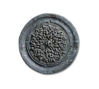 上海匡时2025年秋季拍卖会 中国历代钱币 铜镜专场 - 镂空二十四龙复合镜 圆形，弓形钮，镂空圆钮座。镜背与镜体以镶嵌复合工艺制成，镜缘处设有四个固定齿槽，呈十字形排列。主纹饰为二十四条相互缠绕的蟠螭纹绕钮分为四区，构成镂空图案。其中最内区四龙头部与钮座相接，第二区四龙龙头朝向镜缘与钮区四龙呈十字分布，龙身作正S形弯曲，龙尾延伸向镜钮；第三区八龙头朝外伸向镜钮，身躯呈反S形盘绕。最外区八龙咬向镜缘。二十四龙屈曲盘绕，昂首张目，眉眼清晰，龙鳞细密，刻画入