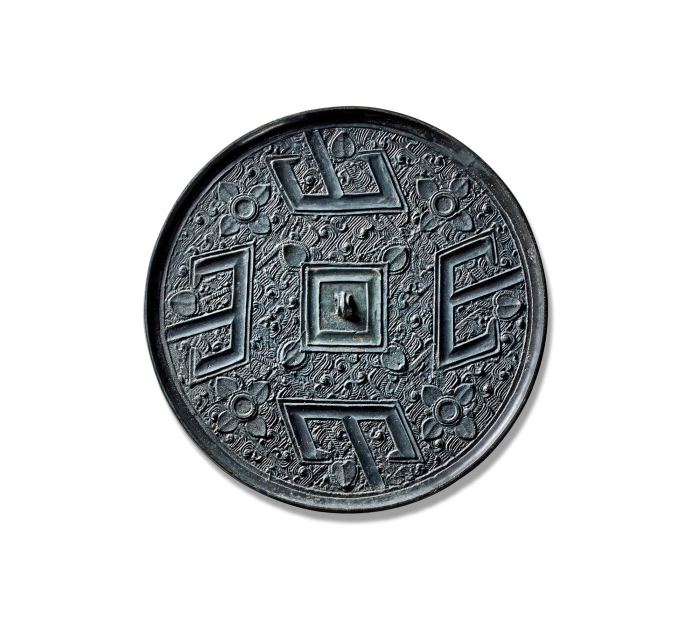 上海匡时2025年秋季拍卖会 中国历代钱币 铜镜专场 四山镜 圆形，三弦钮，外置方格界，取象天地。镜背以细密缜丽的羽状纹为地，其上四组左倾状态的山字纹，纵道光洁，卷素缘，规整大气，铜质佳，铸造精美且版工细致，惜裂修。