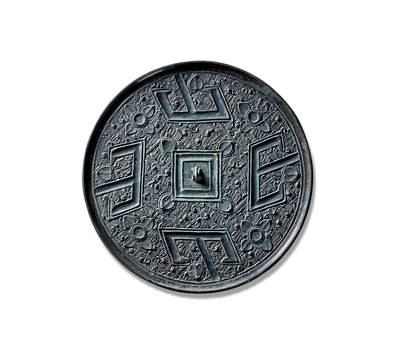 上海匡时2025年秋季拍卖会 中国历代钱币 铜镜专场 - 四山镜 圆形，三弦钮，外置方格界，取象天地。镜背以细密缜丽的羽状纹为地，其上四组左倾状态的山字纹，纵道光洁，卷素缘，规整大气，铜质佳，铸造精美且版工细致，惜裂修。