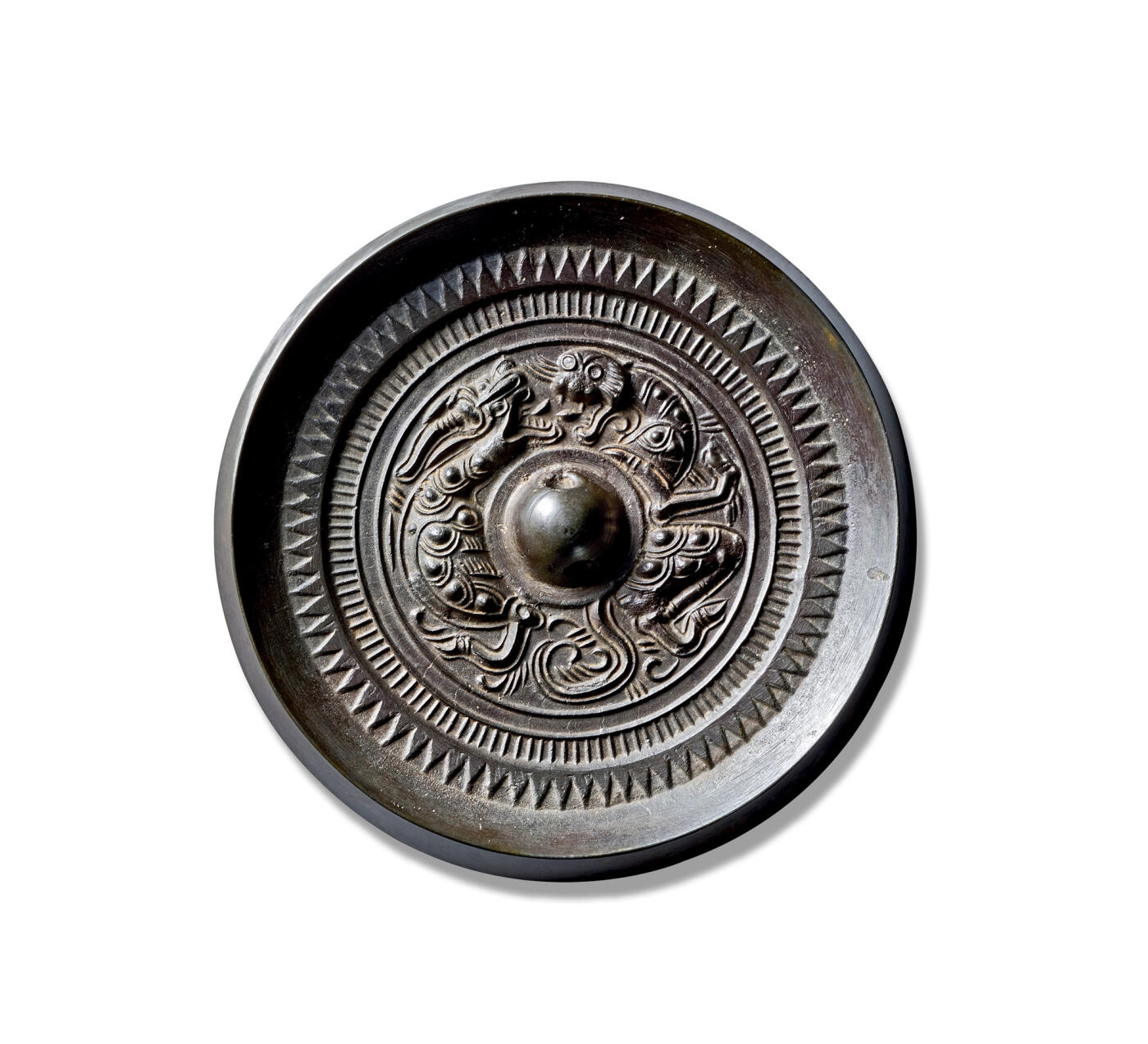 上海匡时2025年秋季拍卖会 中国历代钱币 铜镜专场 龙虎对峙镜 圆形，圆钮，圆钮座。主纹饰为龙虎夹钮对峙。钮左为龙，长角后扬；右为虎，瞠目张口。纹饰区外有一周栉齿纹。宽厚平缘上饰一周锯齿纹和一周双线水波纹。