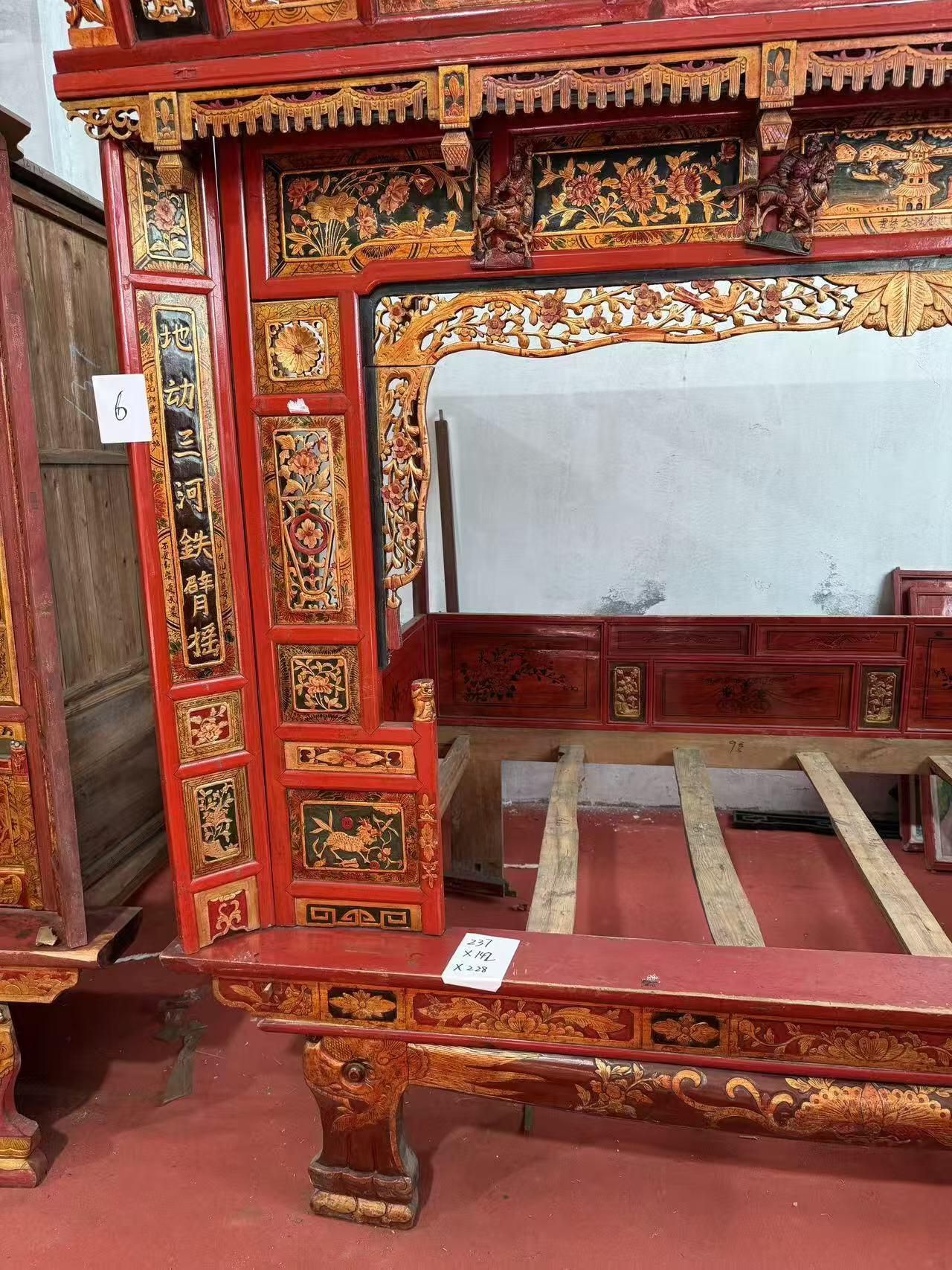 清代 柏木鎏金千工床     6号 尺寸长237高228宽147 纯手工制作 鎏金雕刻 榫卯结构 整体用料厚重 品相自然包浆 雕刻寓意丰富 展览实用装修佳品