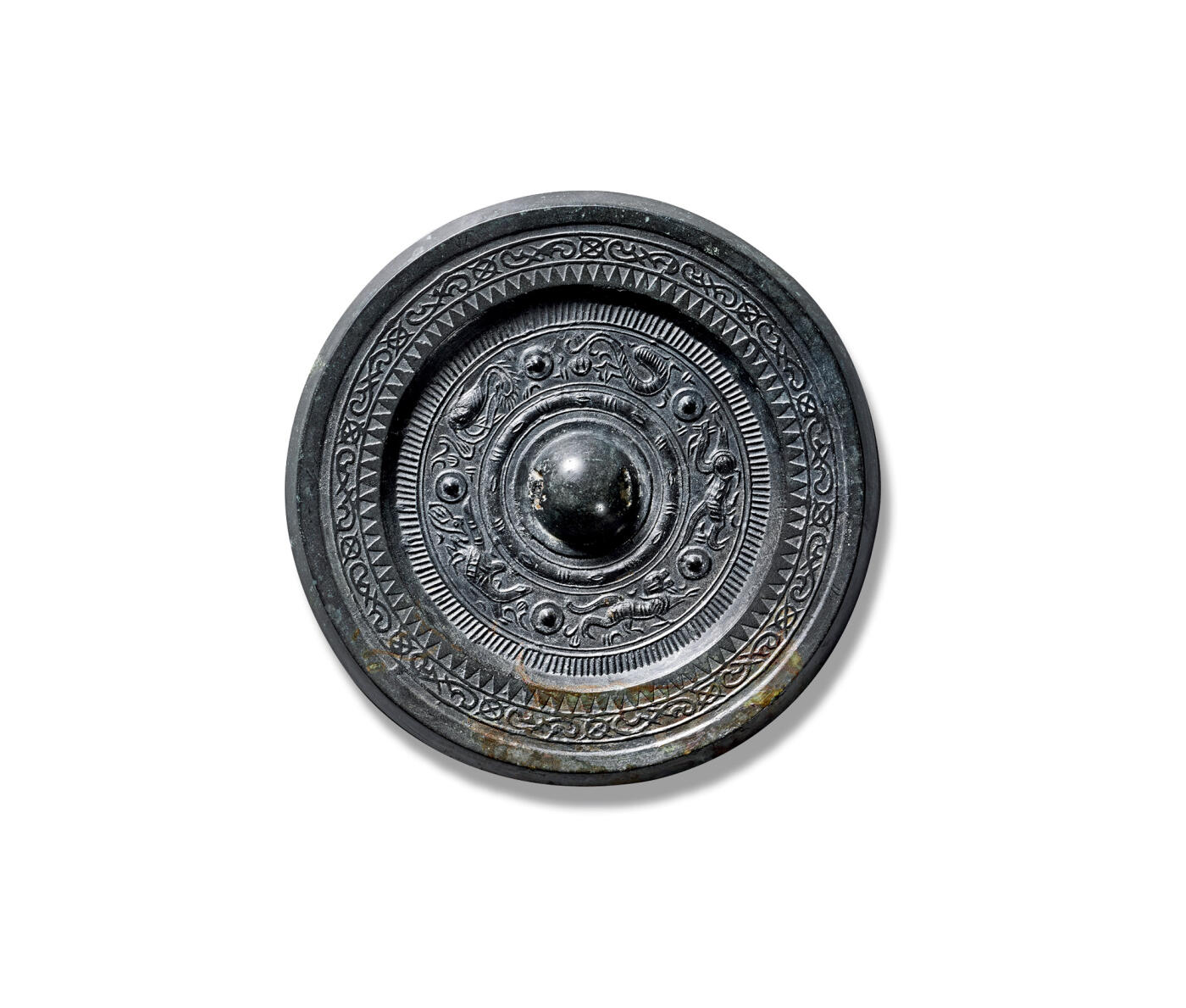 上海匡时2025年秋季拍卖会 中国历代钱币 铜镜专场 五乳神兽镜 圆形，圆钮，圆钮座，外饰一圈几何纹。主题纹饰为五乳分区，其间饰四神及瑞兽纹。一周节齿纹外为高台宽缘，一周锯齿纹和几何纹呈勾曲盘绕的形式饰于边缘。动物纹饰塑造细腻传神。此镜铸造精湛，五乳神兽题材稀甚为稀少，线条流畅更显示出此镜品相秀美。