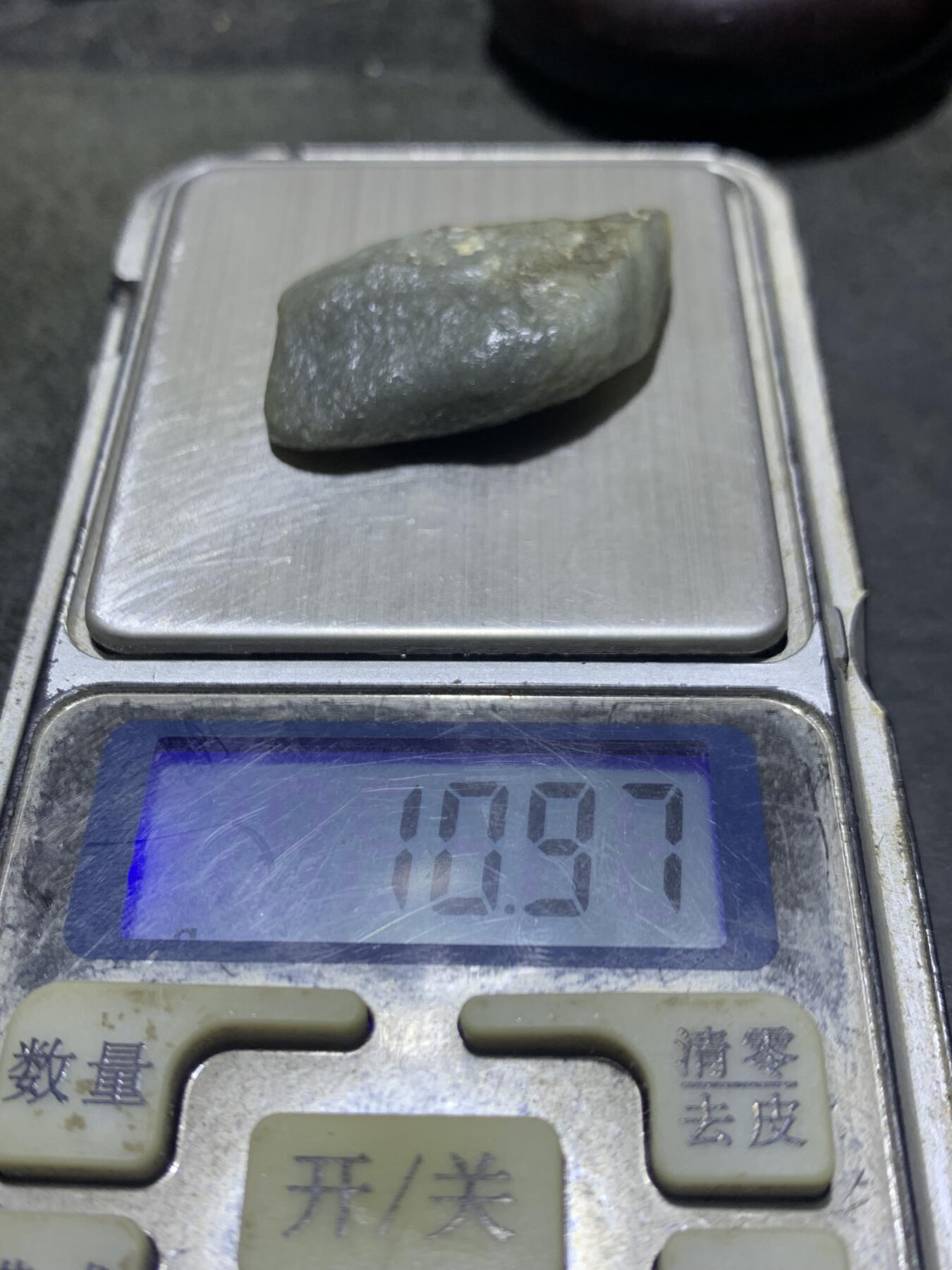 新疆戈壁风化纹和田玉青花玉原石一颗，