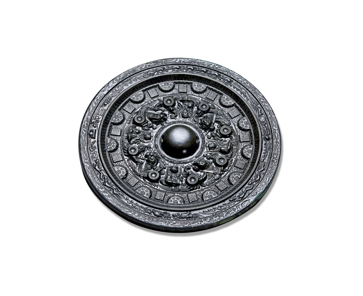 上海匡时2025年秋季拍卖会 中国历代钱币 铜镜专场 半圆方枚神人神兽镜 圆形，圆钮。内区纹饰为神人与神兽相间环绕，神兽头部突出，浮雕而成，鬓发细腻精美。主神皆正襟危坐，衣衫飘举，身侧配饰神兽或仆从。外区为十二枚半圆方枚相间环绕。镜缘处内圈饰浮雕仿古纹一周。外圈环绕连续的云纹。铜镜纹饰极其复杂，神兽刻画犀利雄浑，铸造技术至臻至化，线条流畅，皮壳干净，铸造精良。