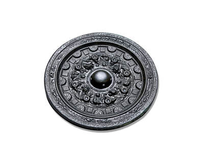 上海匡时2025年秋季拍卖会 中国历代钱币 铜镜专场 - 半圆方枚神人神兽镜 圆形，圆钮。内区纹饰为神人与神兽相间环绕，神兽头部突出，浮雕而成，鬓发细腻精美。主神皆正襟危坐，衣衫飘举，身侧配饰神兽或仆从。外区为十二枚半圆方枚相间环绕。镜缘处内圈饰浮雕仿古纹一周。外圈环绕连续的云纹。铜镜纹饰极其复杂，神兽刻画犀利雄浑，铸造技术至臻至化，线条流畅，皮壳干净，铸造精良。