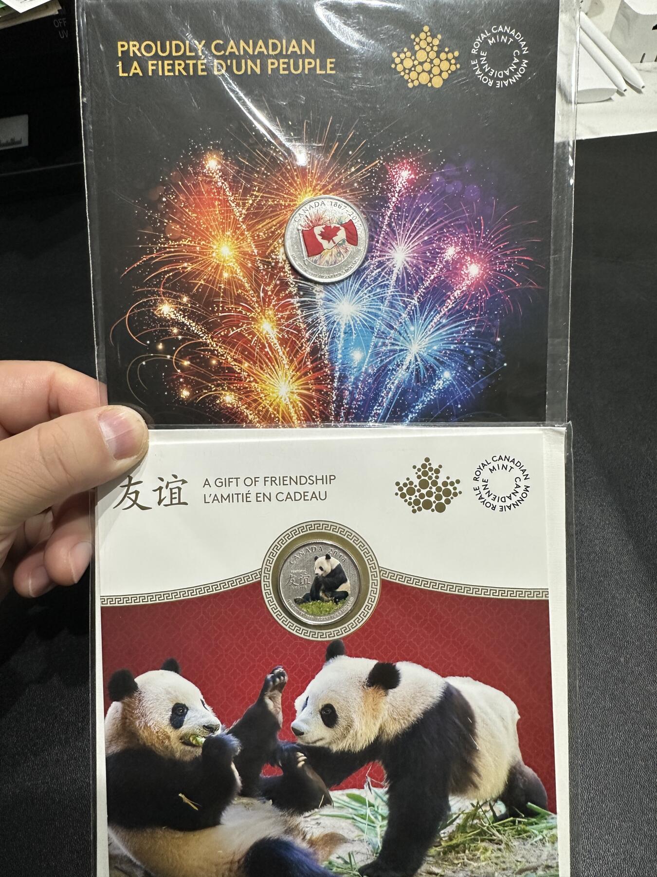 《外钞收藏家》第五百九十二期（精选场）（本平台长期征集拍品、欢迎藏友们联系合作） 加拿大2017年独立150周年5元精制彩色夜光银币+2018年8元中加友谊熊猫精制彩色银币（带原厂卡册 都是1/4盎司纯银）