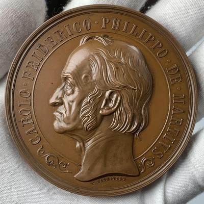 掌中浮雕-藏着的欧洲第045场 - 1864年植物学家马修斯获得博士学位50周年铜章， 70mm，Radnitzky雕刻 , 木质双面玻璃罩盒子