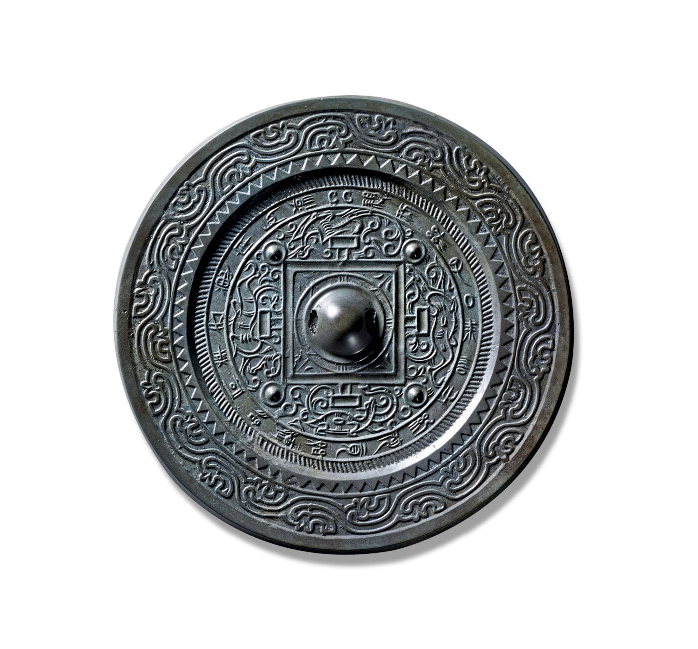 上海匡时2025年秋季拍卖会 中国历代钱币 铜镜专场 “七言之纪”四乳四神规矩镜 圆形，圆钮，圆钮座，外环界格。主区四枚乳钉在四隅作分区，其间铸饰简化规矩纹，并以线工勾青龙、白虎、朱雀、玄武四神纹饰，形体饱满，线工流畅，外环篆体铭文