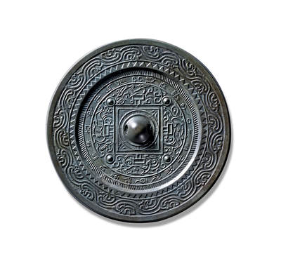 上海匡时2025年秋季拍卖会 中国历代钱币 铜镜专场 - “七言之纪”四乳四神规矩镜 圆形，圆钮，圆钮座，外环界格。主区四枚乳钉在四隅作分区，其间铸饰简化规矩纹，并以线工勾青龙、白虎、朱雀、玄武四神纹饰，形体饱满，线工流畅，外环篆体铭文"七言之纪从镜始，炼治铜华去恶滓，长葆"，书体隽雅，字口清晰，镜缘饰锯齿纹与云纹，铸制精美，铜质精良，黑漆古，全品。