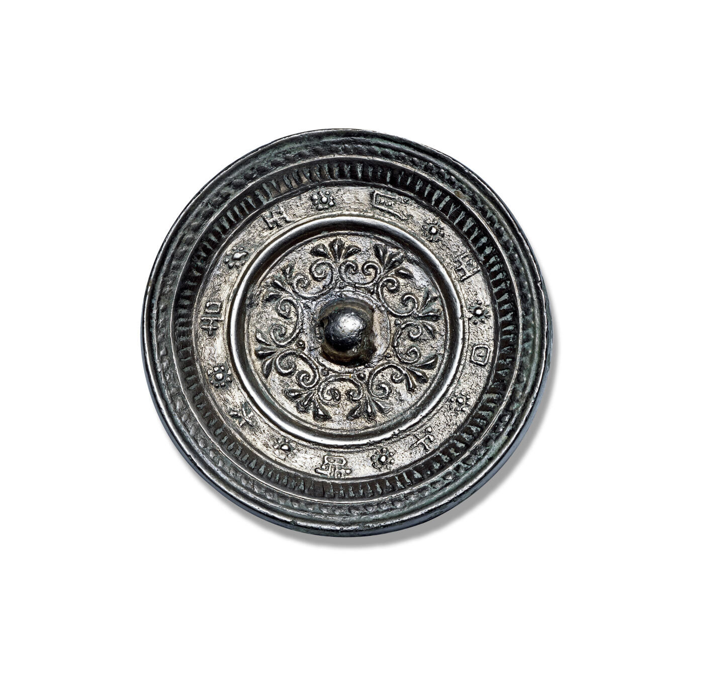 上海匡时2025年秋季拍卖会 中国历代钱币 铜镜专场 “五月五日午时大吉”小手镜 圆形，圆钮。主题纹饰探用高浮雕的表现技法，制造精美，工艺精湛，大吉版少见，内铸饰浮雕花卉纹饰，形式优美，气韵华贵，外铸一周铭文“五月五日午时大吉”，每字之间点缀连珠花卉纹。推知此镜端阳正午所作极阳之物，按照中国传统的阴阳五行的观念，午代表火，午月午日，是一年中阳气最盛的时候。此日铸成的铜镜具有不可思议的神力，可消炼百魅、辟除五毒，白居易《百炼镜》有诗言：“江心波