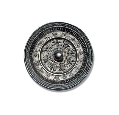 上海匡时2025年秋季拍卖会 中国历代钱币 铜镜专场 - “五月五日午时大吉”小手镜 圆形，圆钮。主题纹饰探用高浮雕的表现技法，制造精美，工艺精湛，大吉版少见，内铸饰浮雕花卉纹饰，形式优美，气韵华贵，外铸一周铭文“五月五日午时大吉”，每字之间点缀连珠花卉纹。<br>推知此镜端阳正午所作极阳之物，按照中国传统的阴阳五行的观念，午代表火，午月午日，是一年中阳气最盛的时候。此日铸成的铜镜具有不可思议的神力，可消炼百魅、辟除五毒，白居易《百炼镜》有诗言：“江心波