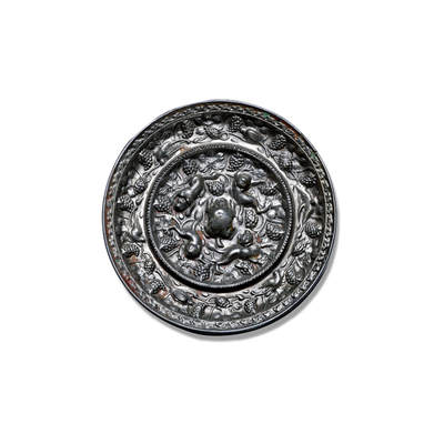 上海匡时2025年秋季拍卖会 中国历代钱币 铜镜专场 - 海兽葡萄镜 圆形，伏兽钮。一圈连珠纹凸梁将镜背纹饰分为内外两区。内区纹饰以高浮雕四只海兽为主，皆身躯曲卧，昂首仰天，攀援蹲伏于葡萄枝蔓之间。外区一圈饰以六只禽鸟，或展翅飞翔，或停栖于葡萄枝蔓间。镜缘高耸，缓倾面装饰连排卷云纹。闻德评级：82，带木盒。