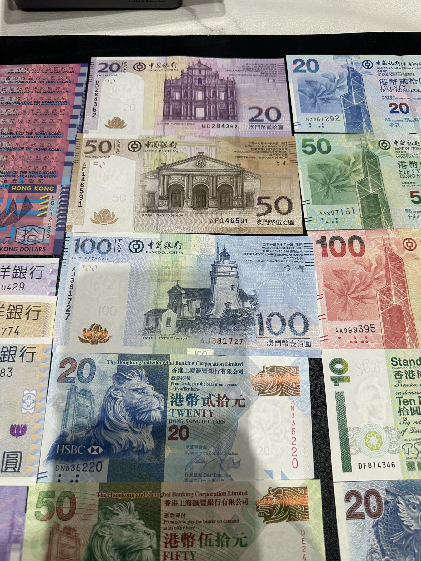 《外钞收藏家》第五百九十二期（精选场）（本平台长期征集拍品、欢迎藏友们联系合作） 港币塑料钞标准10连号+港澳币10-100元小面额还有纪念钞一起  共1000元 全新UNC