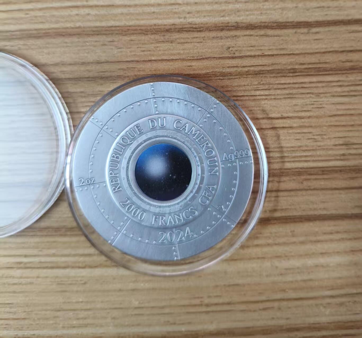 第184期拍卖 【龙头币】喀麦隆2024年, 星际现象(1)-罗斯威尔UFO事件，2盎司加大(直径达50mm), 金属蓝彩色、高浮雕、仿古、双面彩色纪念银币. 盒证全. (龙头币 新热门飞碟系列第一枚)，实物超漂亮质感动感. 国外售价436+美元