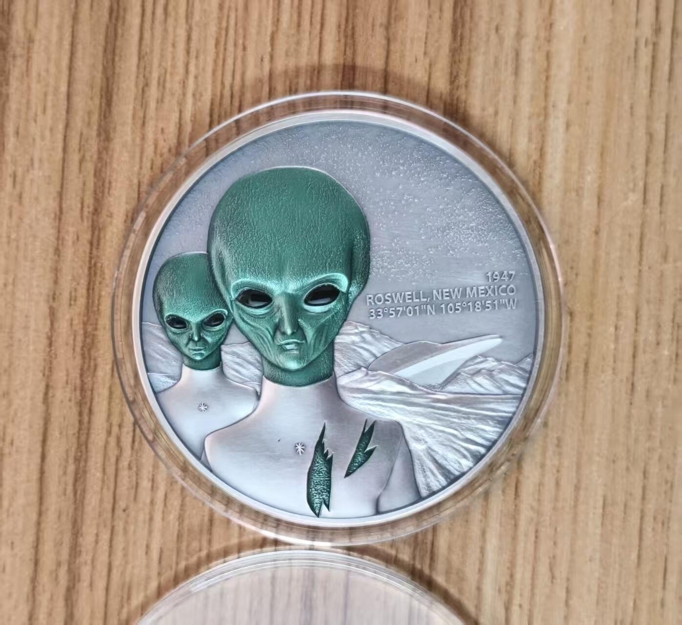 第184期拍卖 【龙头币】喀麦隆2024年, 星际现象(1)-罗斯威尔UFO事件，2盎司加大(直径达50mm), 金属蓝彩色、高浮雕、仿古、双面彩色纪念银币. 盒证全. (龙头币 新热门飞碟系列第一枚)，实物超漂亮质感动感. 国外售价436+美元