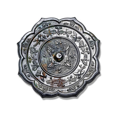 上海匡时2025年秋季拍卖会 中国历代钱币 铜镜专场 - 五岳花鸟镜 八出菱花形，圆钮，四岳钮座。纹饰自镜钮向外分为三圈，内区为四座高山环绕镜钮成十字形对称分布，四座山峰间满布层层翻卷的水波纹，其间饰摩羯、水禽、花卉和瑞兽纹。中区环饰禽鸟、花卉、蜂蝶纹。外区八瓣镜缘内花卉纹和云气纹相间环绕。白光，有冲。<br>铜镜中四座山峰围绕镜钮的纹饰造型称为“五岳图”，亦称“五岳真形图”，是道教的御符，可防御一切刀兵水火之祸和妖魔鬼怪。