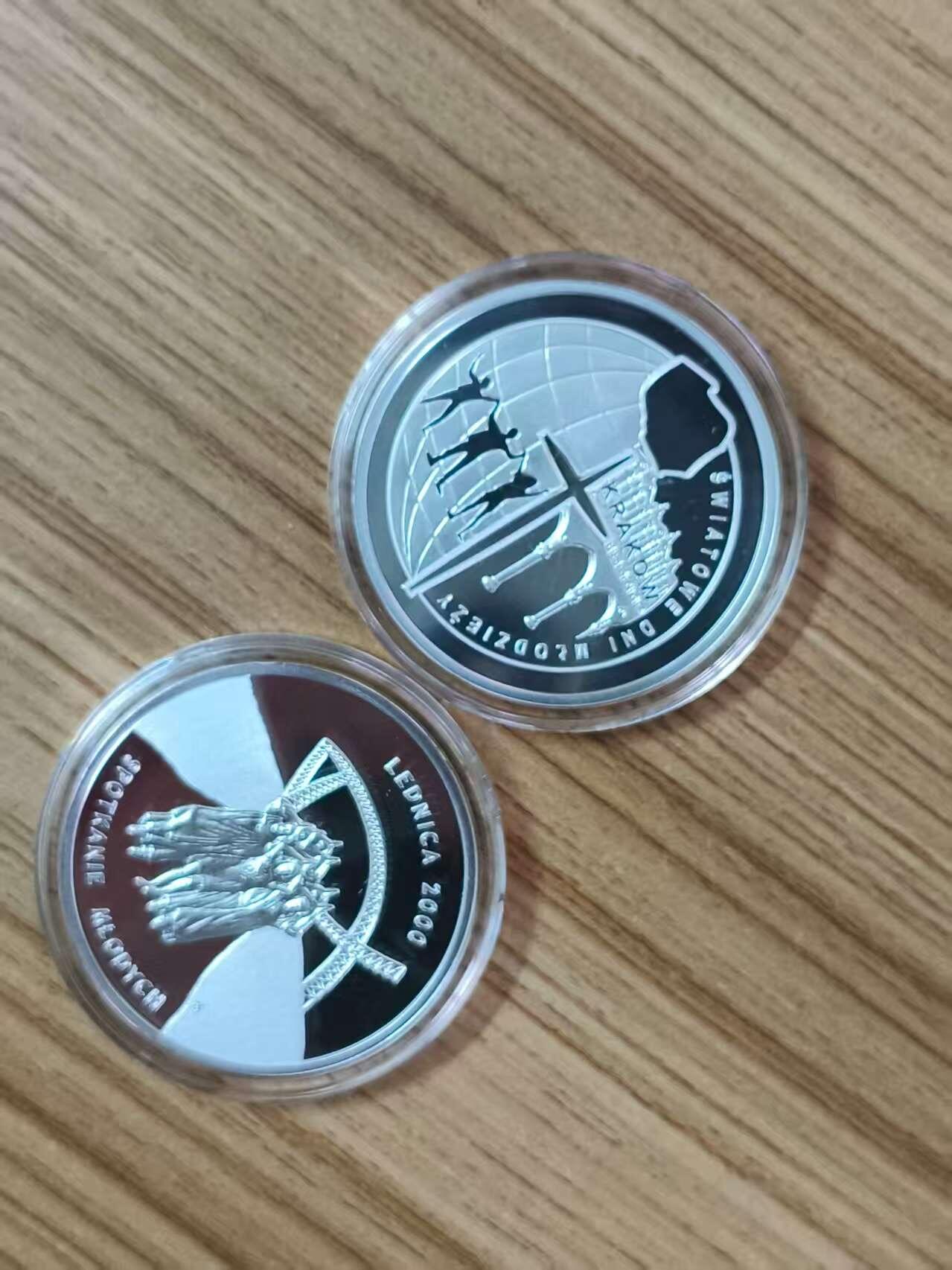 第184期拍卖 喀麦隆2016年，基督教世界青年节套装-世界青年日(波兰克拉科夫)+世界青年会议(波兰莱德尼察), 两枚完整全套装. 彩色精制纪念银币. 盒证全.(此套装共2枚,两枚币彩色面图案相同，非彩色面图案不同). 少见稀有漂亮银币套装. 实物超级精美漂亮. 国外售价315+美元.