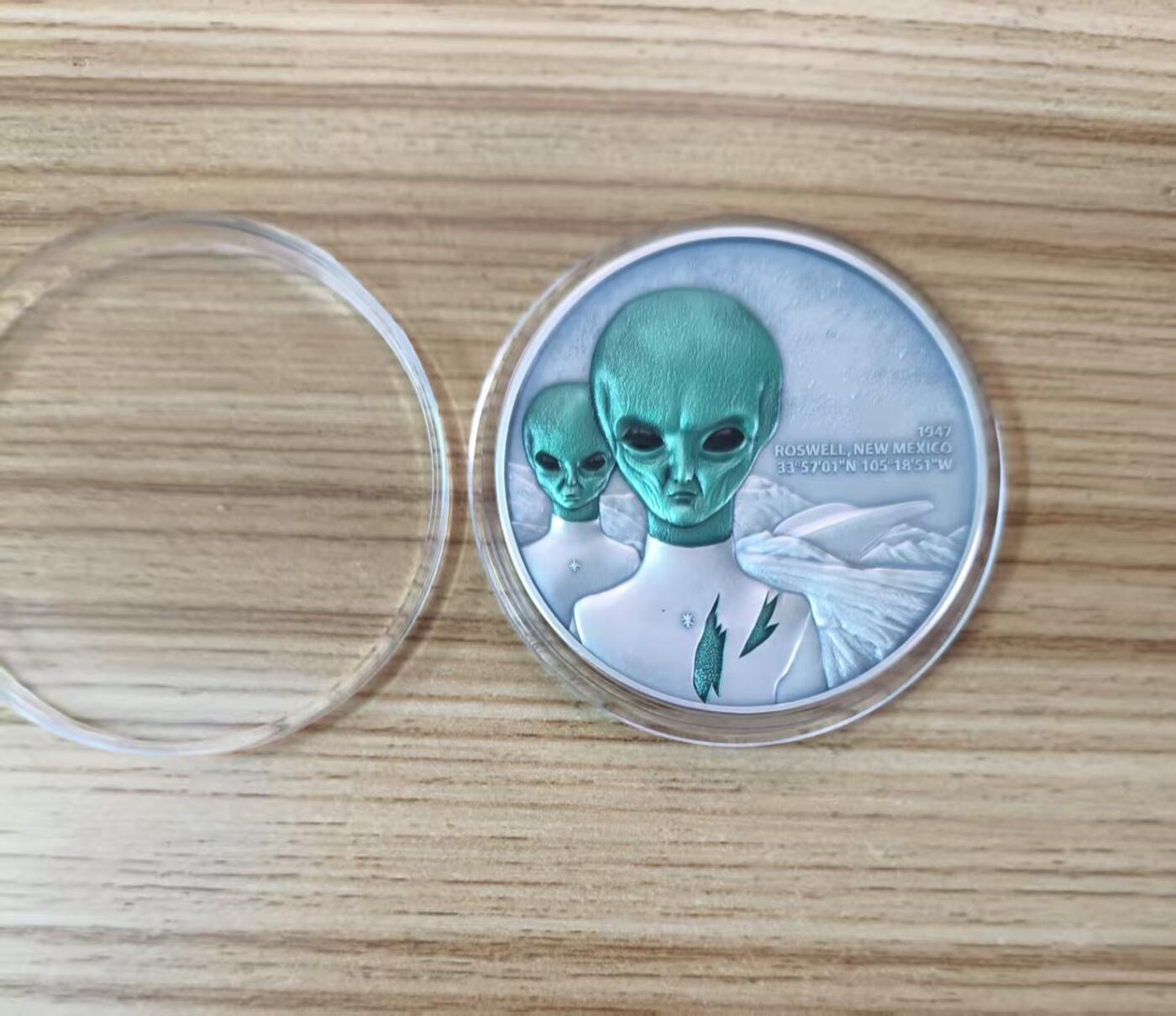 第184期拍卖 【龙头币】喀麦隆2024年, 星际现象(1)-罗斯威尔UFO事件，2盎司加大(直径达50mm), 金属蓝彩色、高浮雕、仿古、双面彩色纪念银币. 盒证全. (龙头币 新热门飞碟系列第一枚)，实物超漂亮质感动感. 国外售价436+美元