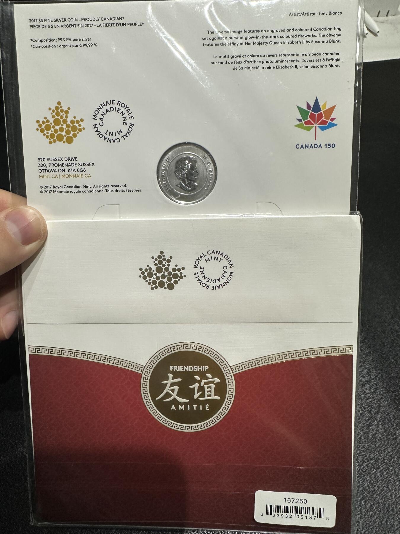 《外钞收藏家》第五百九十二期（精选场）（本平台长期征集拍品、欢迎藏友们联系合作） 加拿大2017年独立150周年5元精制彩色夜光银币+2018年8元中加友谊熊猫精制彩色银币（带原厂卡册 都是1/4盎司纯银）