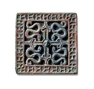 上海匡时2025年秋季拍卖会 中国历代钱币 铜镜专场 - 方形镂空四龙纹复合镜 方形，素面桥钮。镜面和镜背分铸后嵌合为一。镜背中间以钮延申横竖两档与镜缘相连将主纹饰分为四区。主纹饰为镂空的同形四龙两两相对布置，翔龙呈蜿蜒盘踞状，龙头前伸。镜缘四边饰龙鳞纹。