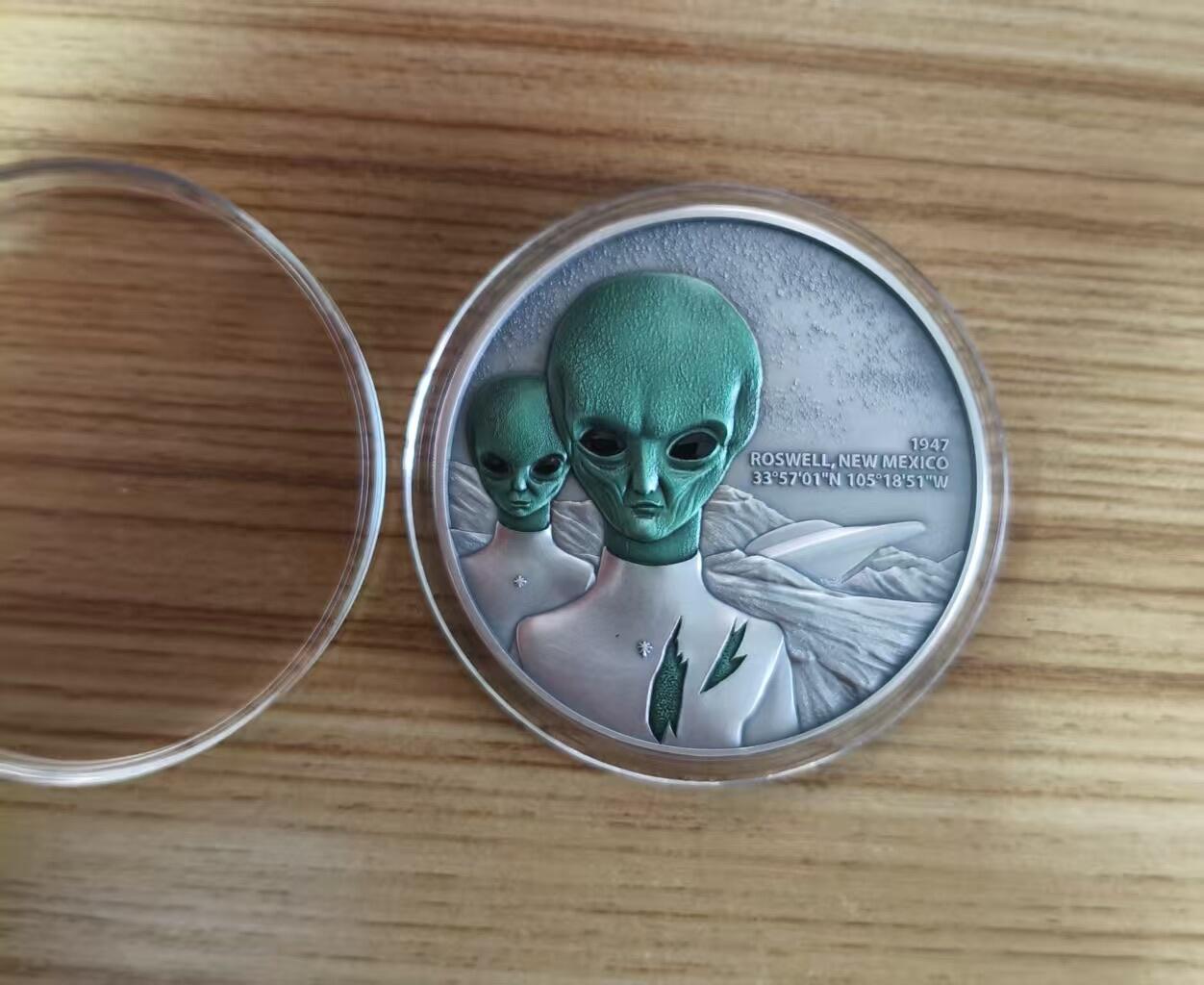 第184期拍卖 【龙头币】喀麦隆2024年, 星际现象(1)-罗斯威尔UFO事件，2盎司加大(直径达50mm), 金属蓝彩色、高浮雕、仿古、双面彩色纪念银币. 盒证全. (龙头币 新热门飞碟系列第一枚)，实物超漂亮质感动感. 国外售价436+美元