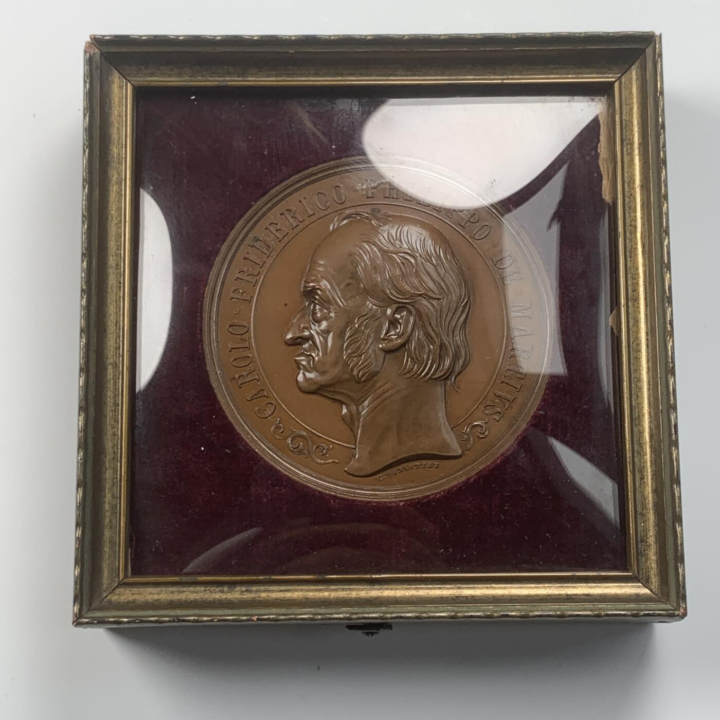 掌中浮雕-藏着的欧洲第045场 1864年植物学家马修斯获得博士学位50周年铜章， 70mm，Radnitzky雕刻 , 木质双面玻璃罩盒子