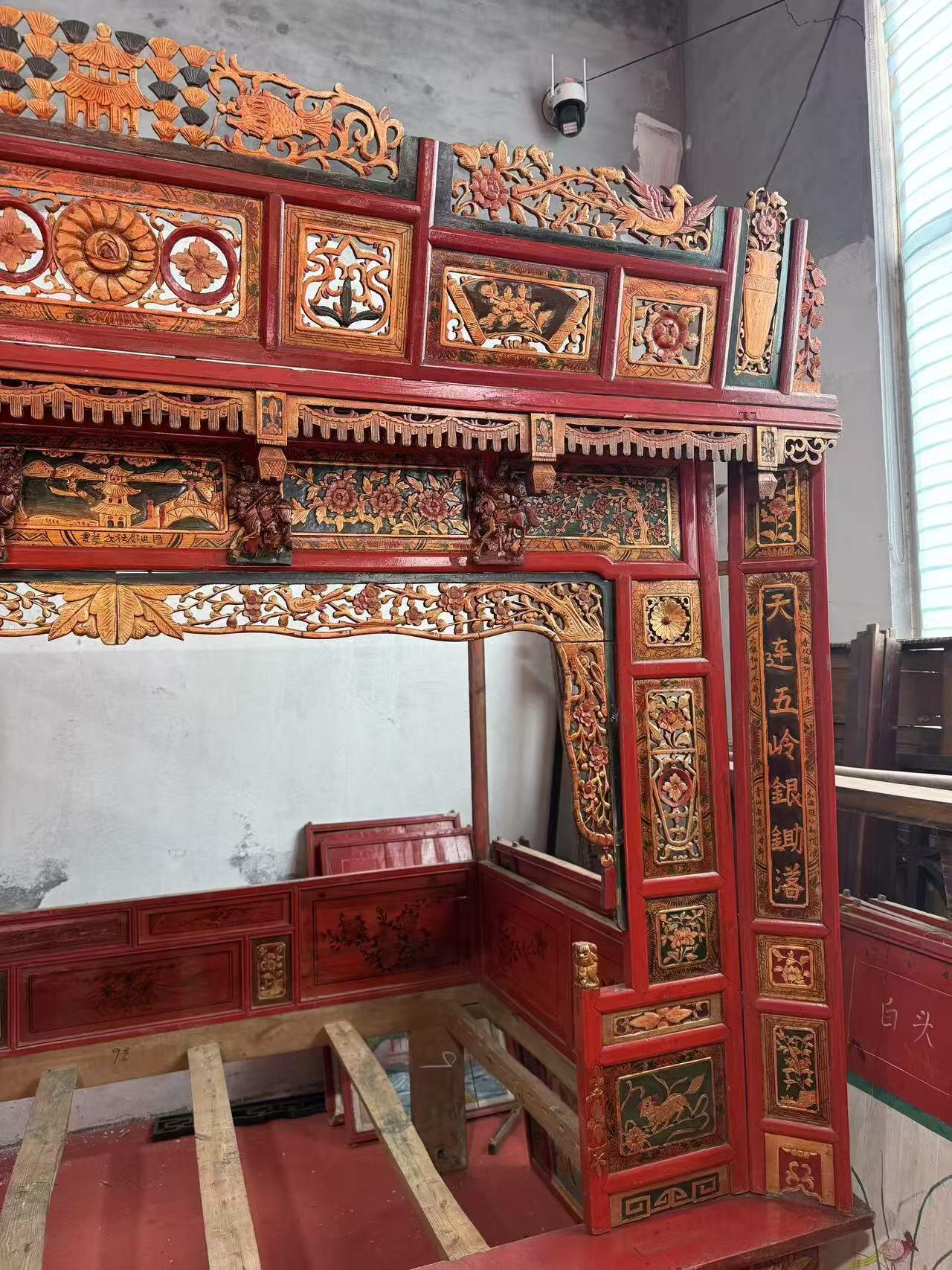 清代 柏木鎏金千工床     6号 尺寸长237高228宽147 纯手工制作 鎏金雕刻 榫卯结构 整体用料厚重 品相自然包浆 雕刻寓意丰富 展览实用装修佳品