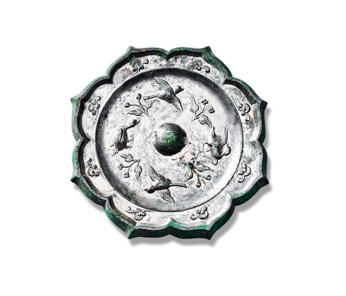 上海匡时2025年秋季拍卖会 中国历代钱币 铜镜专场 四禽镜 八出菱花形，圆钮。钮四周各有一禽鸟，或们立，或振翅，或飞翔。四禽鸟间有花技果实纹饰相隔，外区饰以八朵祥云纹饰。镜体厚重版模精美，纹饰华丽，线条精巧，值得珍藏。