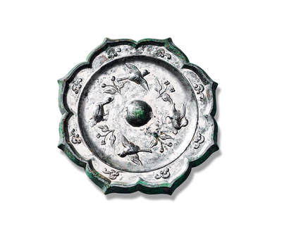 上海匡时2025年秋季拍卖会 中国历代钱币 铜镜专场 - 四禽镜 八出菱花形，圆钮。钮四周各有一禽鸟，或们立，或振翅，或飞翔。四禽鸟间有花技果实纹饰相隔，外区饰以八朵祥云纹饰。镜体厚重版模精美，纹饰华丽，线条精巧，值得珍藏。