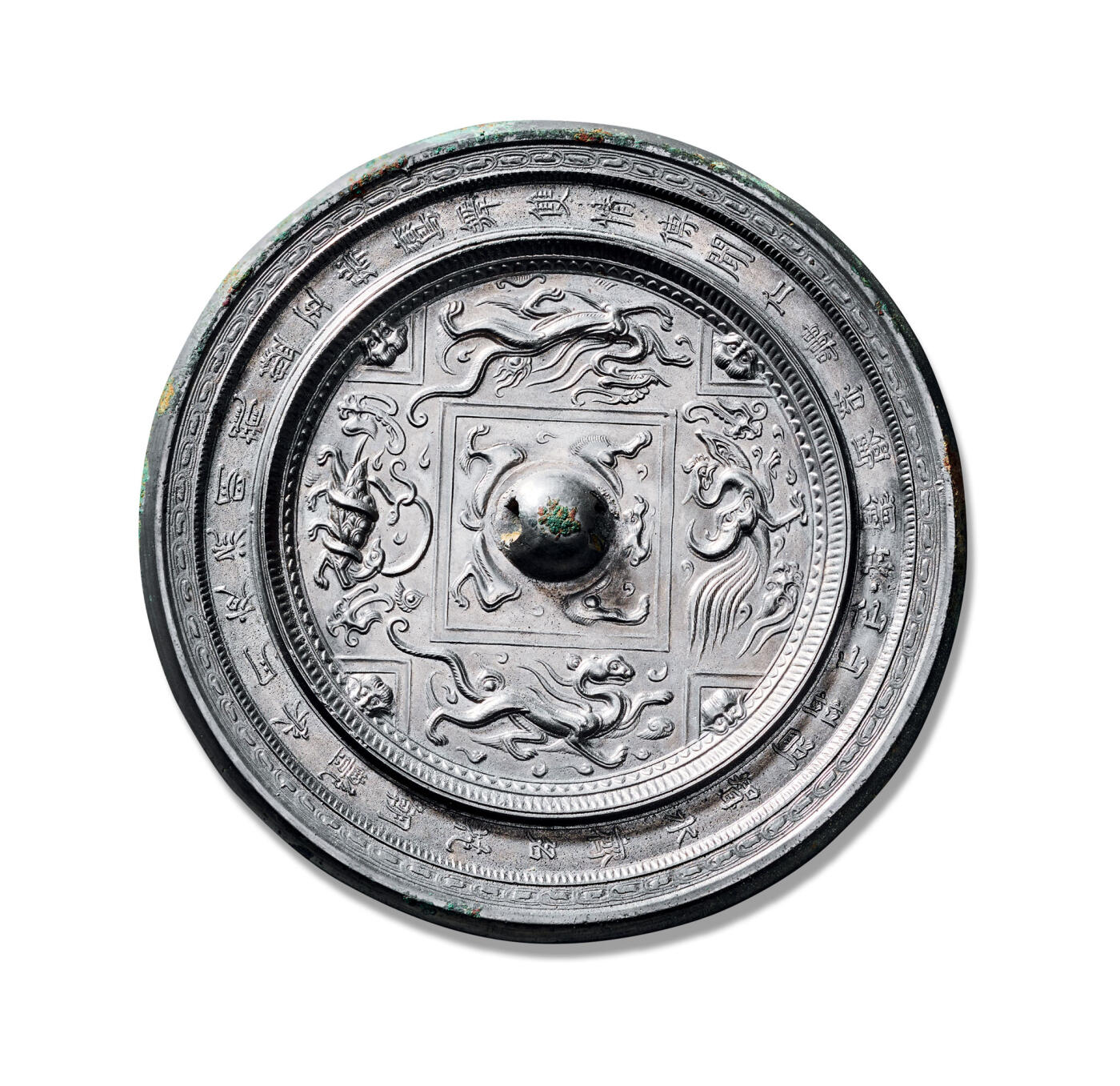 上海匡时2025年秋季拍卖会 中国历代钱币 铜镜专场 “仙山并照”四神铭文镜 圆形，圆钮，兽形钮座。钮座外饰双线方格，将主纹饰分为内外两区。内区以简化规矩纹与四神纹为主题：“V”形规矩纹与方栏四角相对应，符号内各饰一兽面纹；其间分别配置青龙、白虎、朱雀、玄武四神，空白处填以流云纹。内外区间的凸接隔梁，其上饰小莲瓣纹和锯齿纹两周。外区环饰铭文一周，共三十二字，顺时针读为：“仙山并照，智水齐名，花朝艳栗，月夜流明，龙盘五瑞，鸾舞双情，传闻仁寿，始验销兵。