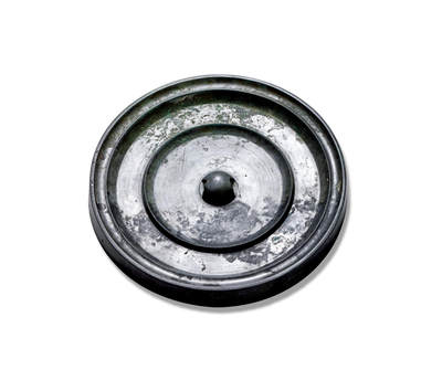 上海匡时2025年秋季拍卖会 中国历代钱币 铜镜专场 - 弦纹镜 圆形，圆钮，镜背简素，以一周弦纹为饰，地章平整，抛磨干净，保存完好，铜质极佳，素雅而不失高贵。