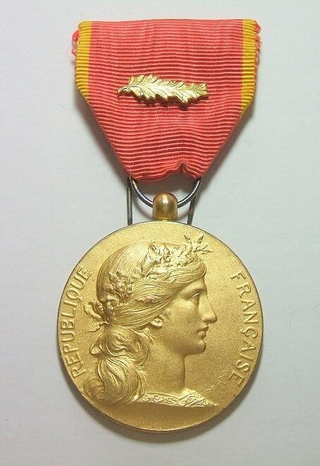 【银】【原盒】法国1900年前后 女神头像高浮雕精制镀金大银章 带绶带原盒 42MM 42克