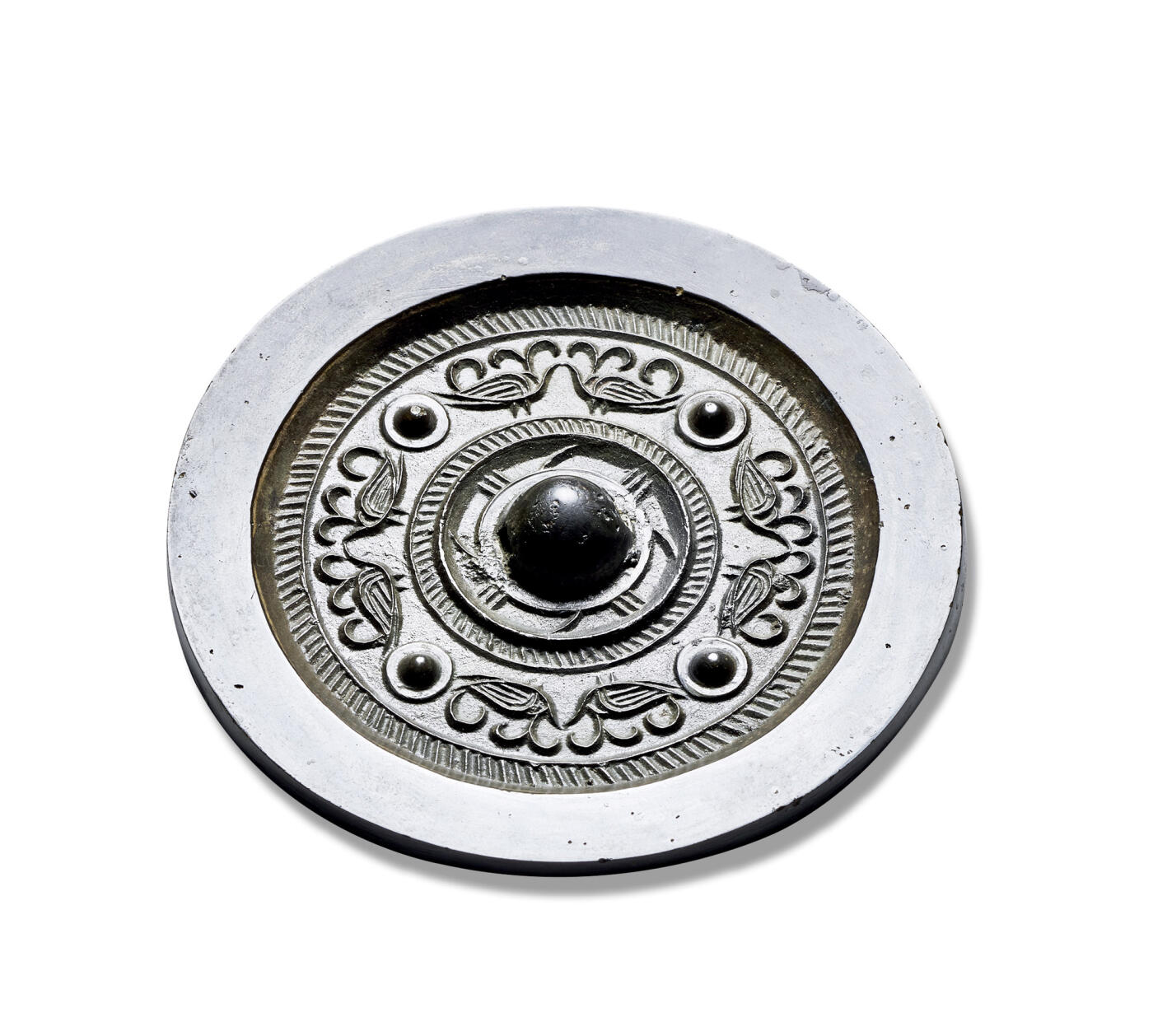 上海匡时2025年秋季拍卖会 中国历代钱币 铜镜专场 四乳八禽纹镜 圆形，圆钮，圆钮座，外置环带，两周栉齿纹之间为主纹饰，四枚乳丁作分区，其间以线工铸饰四组对鸟纹，形虽简，然气韵生动，宽素缘，规整大气。