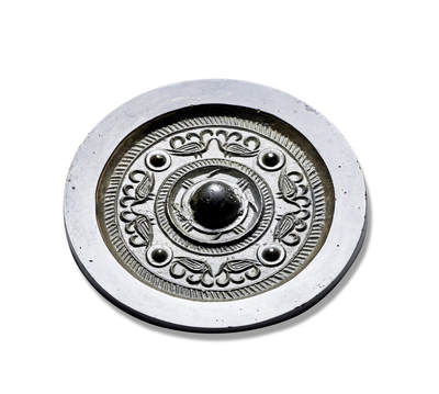 上海匡时2025年秋季拍卖会 中国历代钱币 铜镜专场 - 四乳八禽纹镜 圆形，圆钮，圆钮座，外置环带，两周栉齿纹之间为主纹饰，四枚乳丁作分区，其间以线工铸饰四组对鸟纹，形虽简，然气韵生动，宽素缘，规整大气。