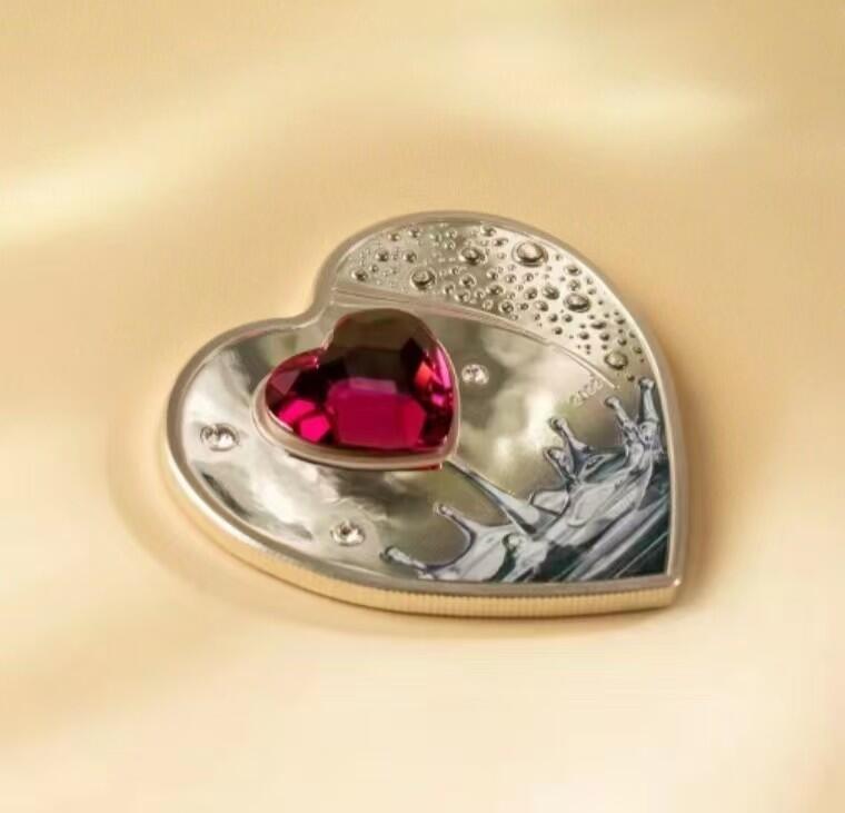 ❤️【币观天下】❤️ 第334期钱币拍卖- 2025.12.12周五晚上6点半场-长期征集拍品 库克2022年情人节心形施华洛世奇水晶镶嵌彩色银币带证书包装