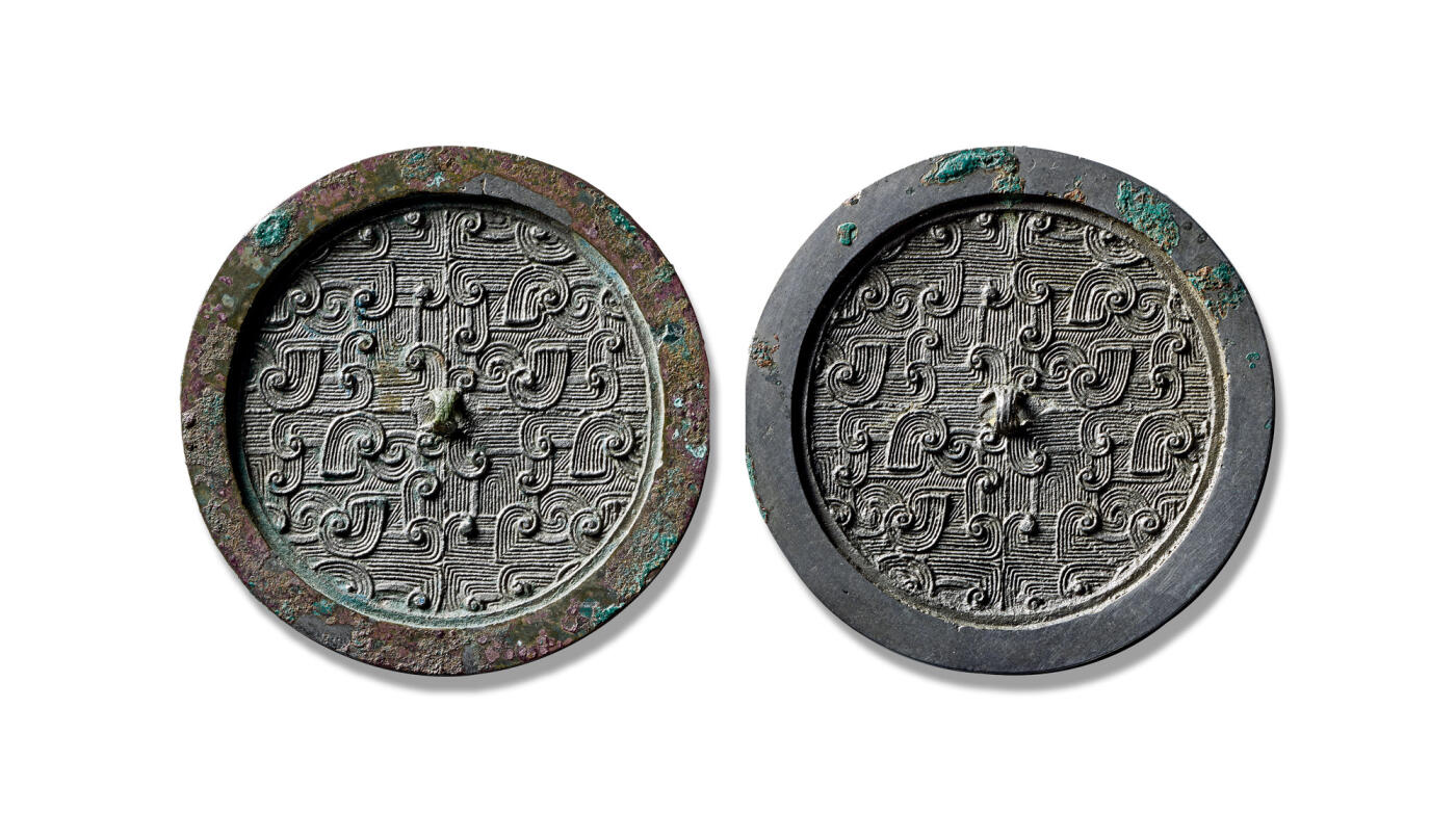 上海匡时2025年秋季拍卖会 中国历代钱币 铜镜专场 羽状地纹镜一对 圆形，三弦钮。全镜以细密的羽状纹为底纹，素缘，保存完好，完整一对更具收藏价值。