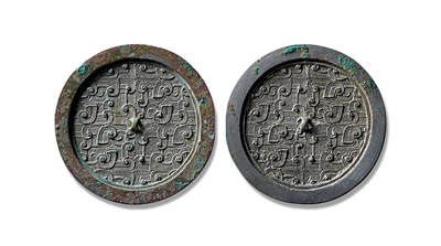 上海匡时2025年秋季拍卖会 中国历代钱币 铜镜专场 - 羽状地纹镜一对 圆形，三弦钮。全镜以细密的羽状纹为底纹，素缘，保存完好，完整一对更具收藏价值。