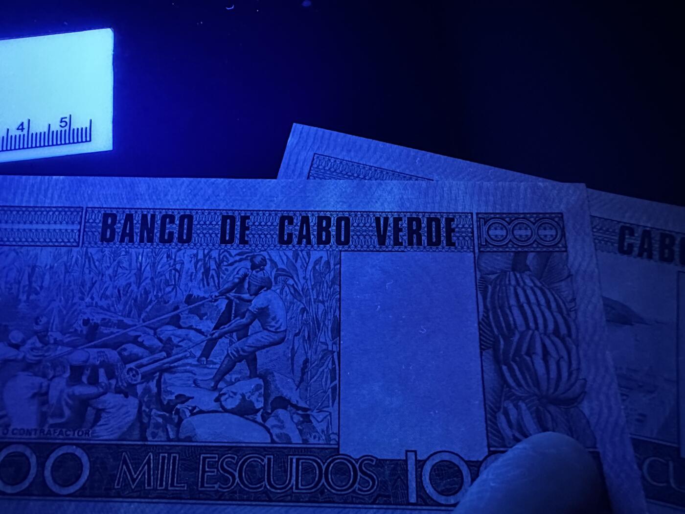 《外钞收藏家》第五百九十二期（精选场）（本平台长期征集拍品、欢迎藏友们联系合作） 佛得角1977年初版3张一套（100/500/1000埃斯库多；非洲区力压喀麦隆首次打入世界杯的励志国家） UNC 轻微荧光反应