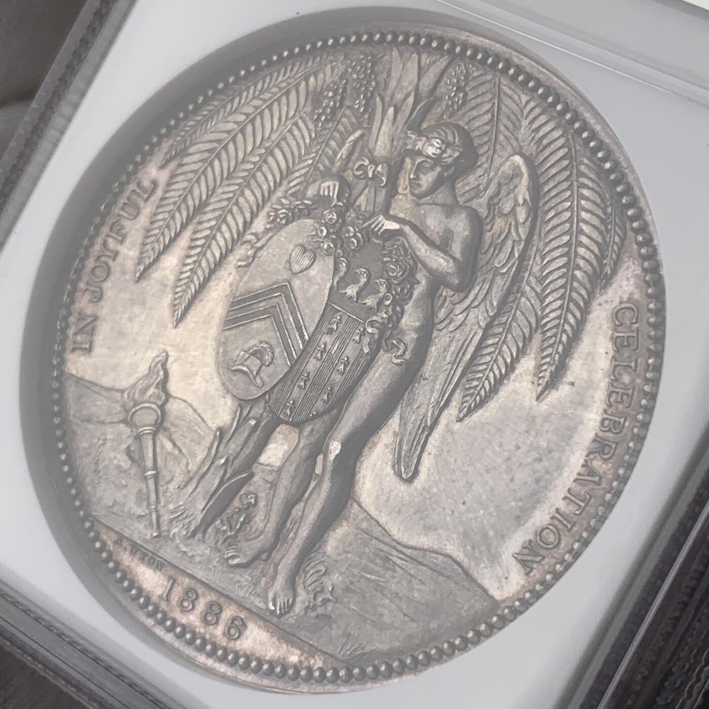 掌中浮雕-藏着的欧洲第045场 NGC MS64 : 1886年银行家查尔斯.弗雷德里克.胡特和弗朗斯.卡罗琳.马歇尔金婚纪念银章，45mm，BHM记录银章仅铸造15枚