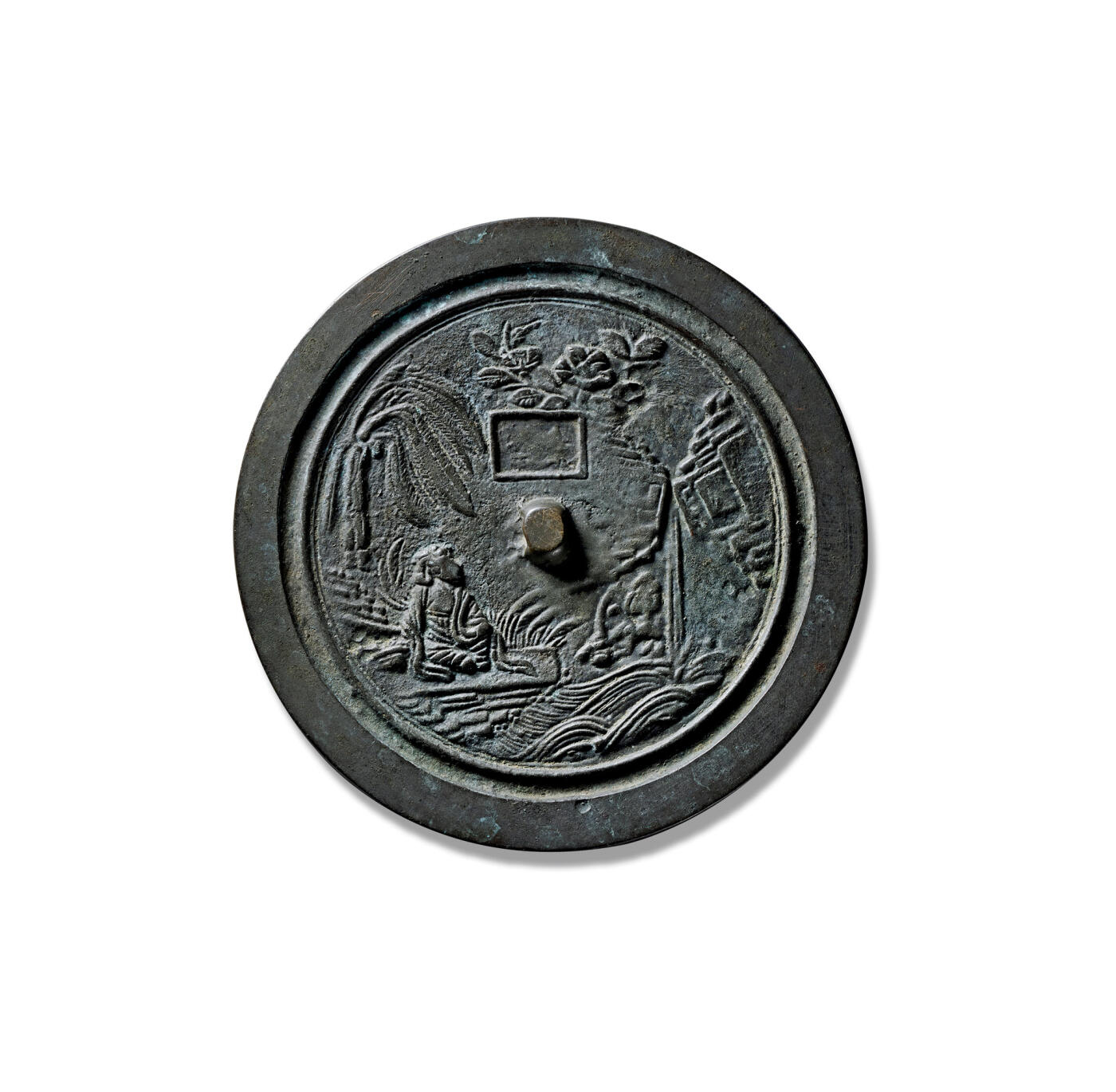 上海匡时2025年秋季拍卖会 中国历代钱币 铜镜专场 仙人观瀑人物故事镜 圆形，扁平圆钮，无钮座，近缘处有道凸弦纹。镜背纹饰左上方有芭蕉树，树下有一高士峨冠博带，倚左而坐，姿态闲适；右侧有高山流水，瀑布三迭飞泻而下，注入下方潭中。钮上方饰有花卉。整体纹饰清秀古雅，突显古代的人物故事镜也往往带有山水景观的一大特点，构图美观大气，皮壳温润。