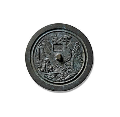 上海匡时2025年秋季拍卖会 中国历代钱币 铜镜专场 - 仙人观瀑人物故事镜 圆形，扁平圆钮，无钮座，近缘处有道凸弦纹。镜背纹饰左上方有芭蕉树，树下有一高士峨冠博带，倚左而坐，姿态闲适；右侧有高山流水，瀑布三迭飞泻而下，注入下方潭中。钮上方饰有花卉。整体纹饰清秀古雅，突显古代的人物故事镜也往往带有山水景观的一大特点，构图美观大气，皮壳温润。