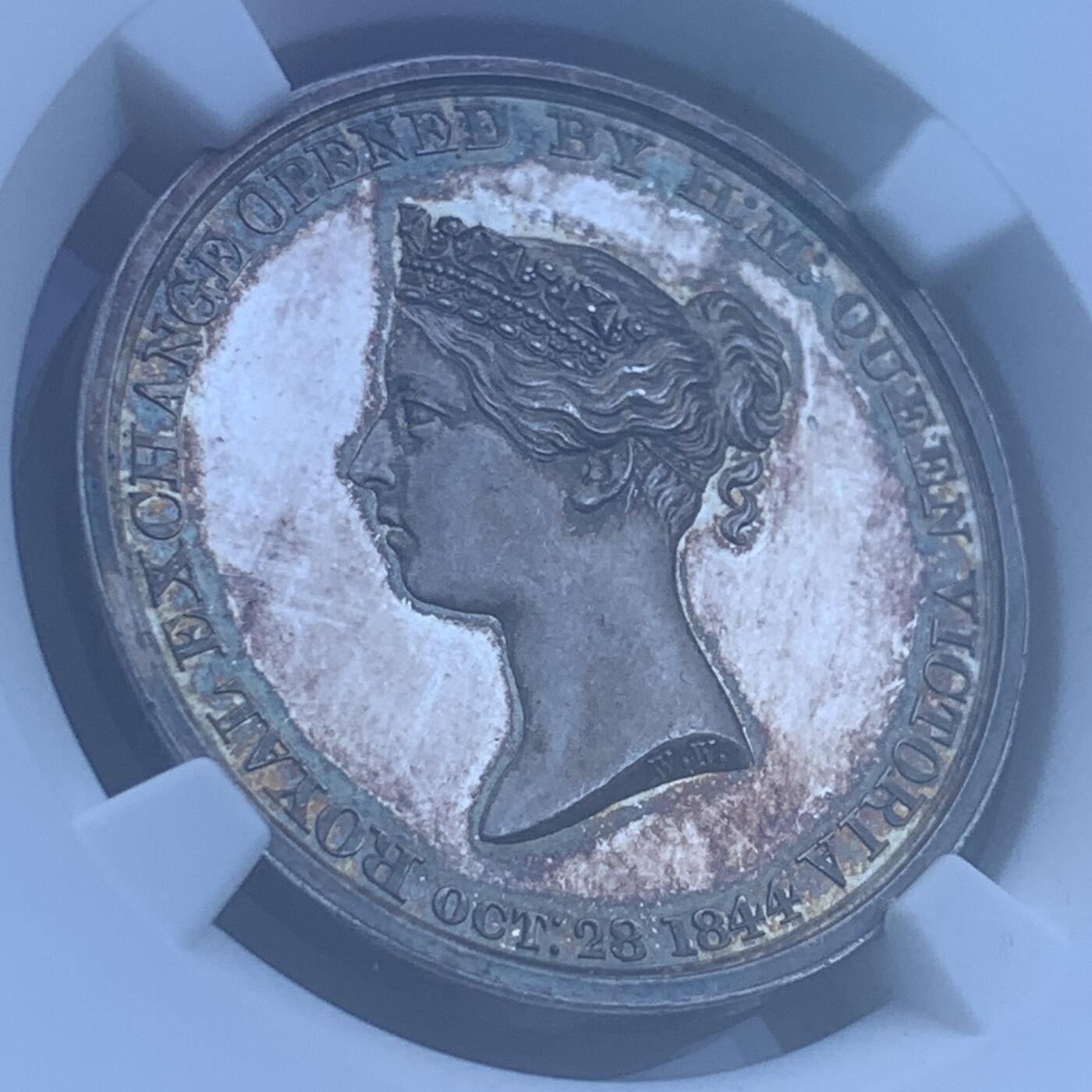 掌中浮雕-藏着的欧洲第045场 NGC MS63 : 1842年伦敦新商品交易所开幕银章，27mm, 五彩包浆