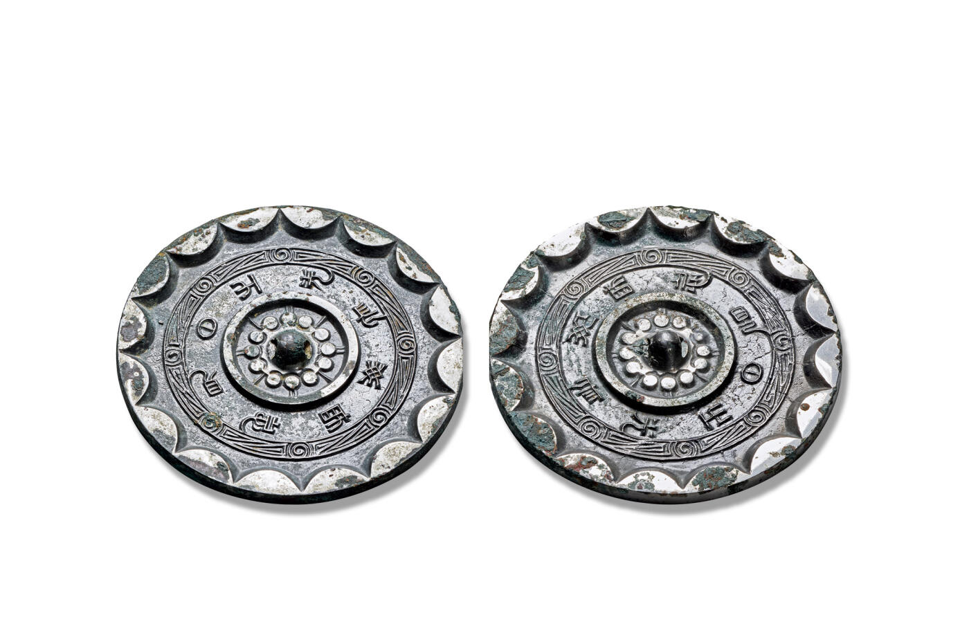 上海匡时2025年秋季拍卖会 中国历代钱币 铜镜专场 “见日之光”连弧纹镜（一对） 圆形，圆钮，十二连珠纹钮座，钮座外装饰一周凸弦纹。主纹饰为铭文八字：“见日之光，长毋相忘。”外区装饰云雷纹，镜缘为内向十六连弧纹。两面纹饰大体相同，铭文字体有别，值得收藏。