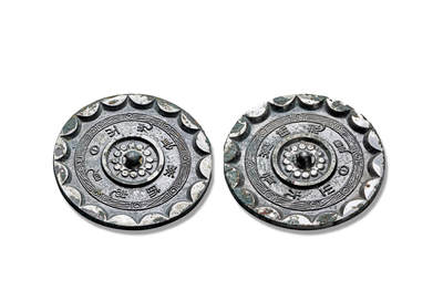 上海匡时2025年秋季拍卖会 中国历代钱币 铜镜专场 - “见日之光”连弧纹镜（一对） 圆形，圆钮，十二连珠纹钮座，钮座外装饰一周凸弦纹。主纹饰为铭文八字：“见日之光，长毋相忘。”外区装饰云雷纹，镜缘为内向十六连弧纹。两面纹饰大体相同，铭文字体有别，值得收藏。